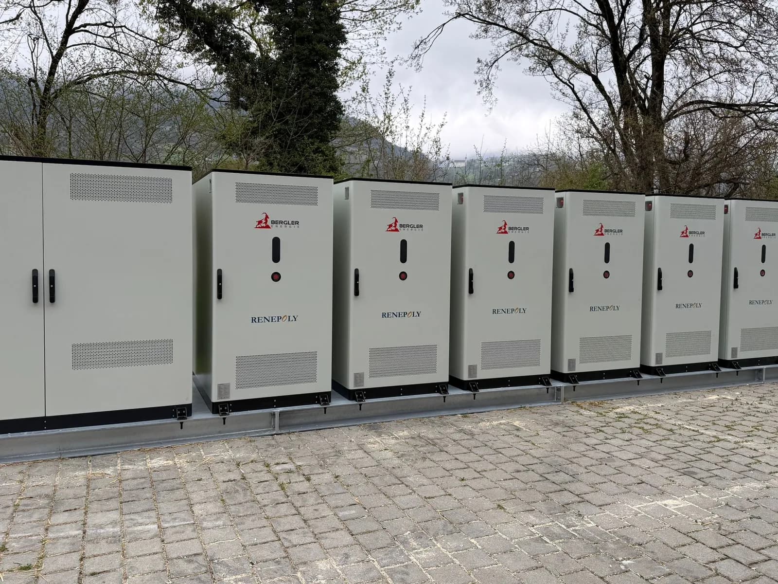 Bergler-Batteriespeicher: Renepoly-Schränke mit Bergler-Logo in Reihe