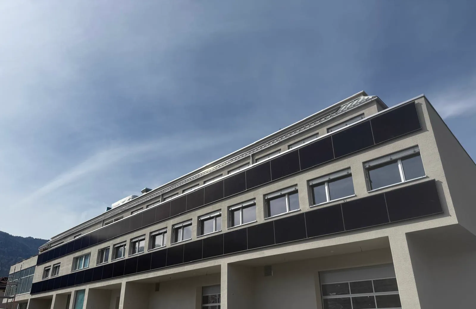 Gewerbebau mit Photovoltaik-Fassadenbändern