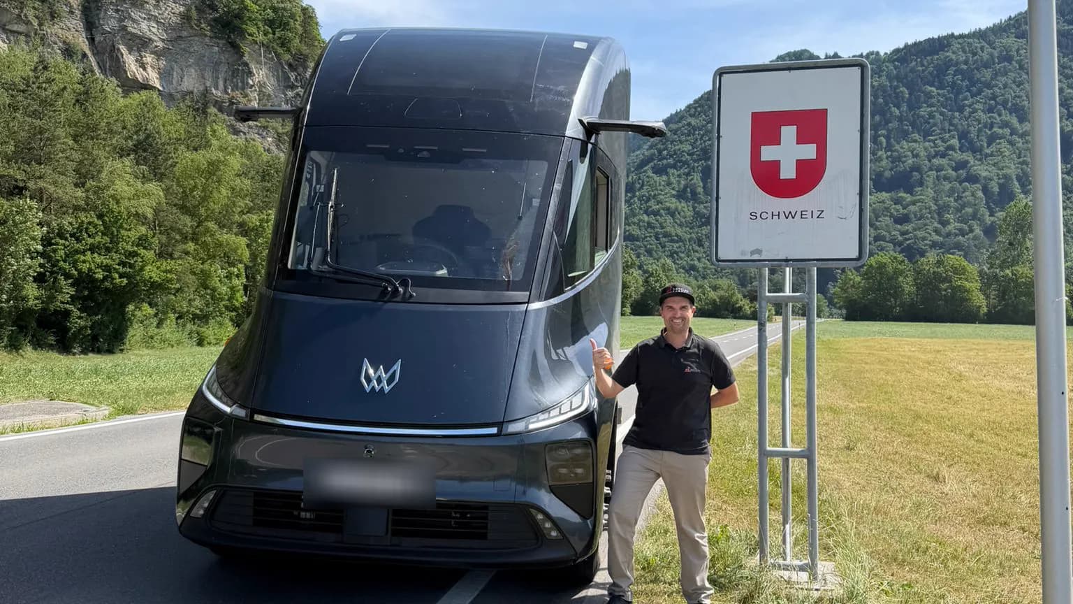 Windrose Elektro-LKW an der Schweizer Grenze