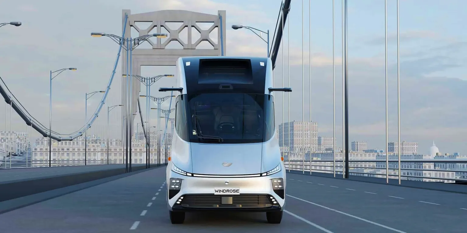 Windrose E700 Elektro-Sattelzug — Frontansicht auf einer Brücke